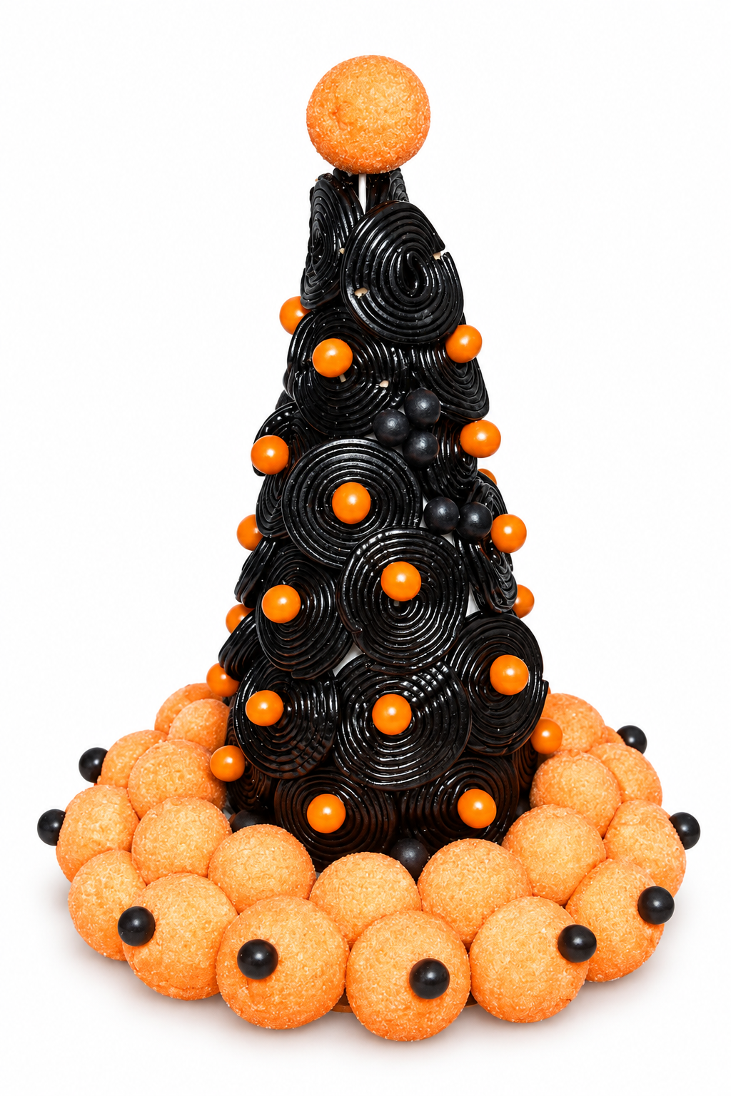 Chapeau de sorcière en bonbons sur fond blanc
